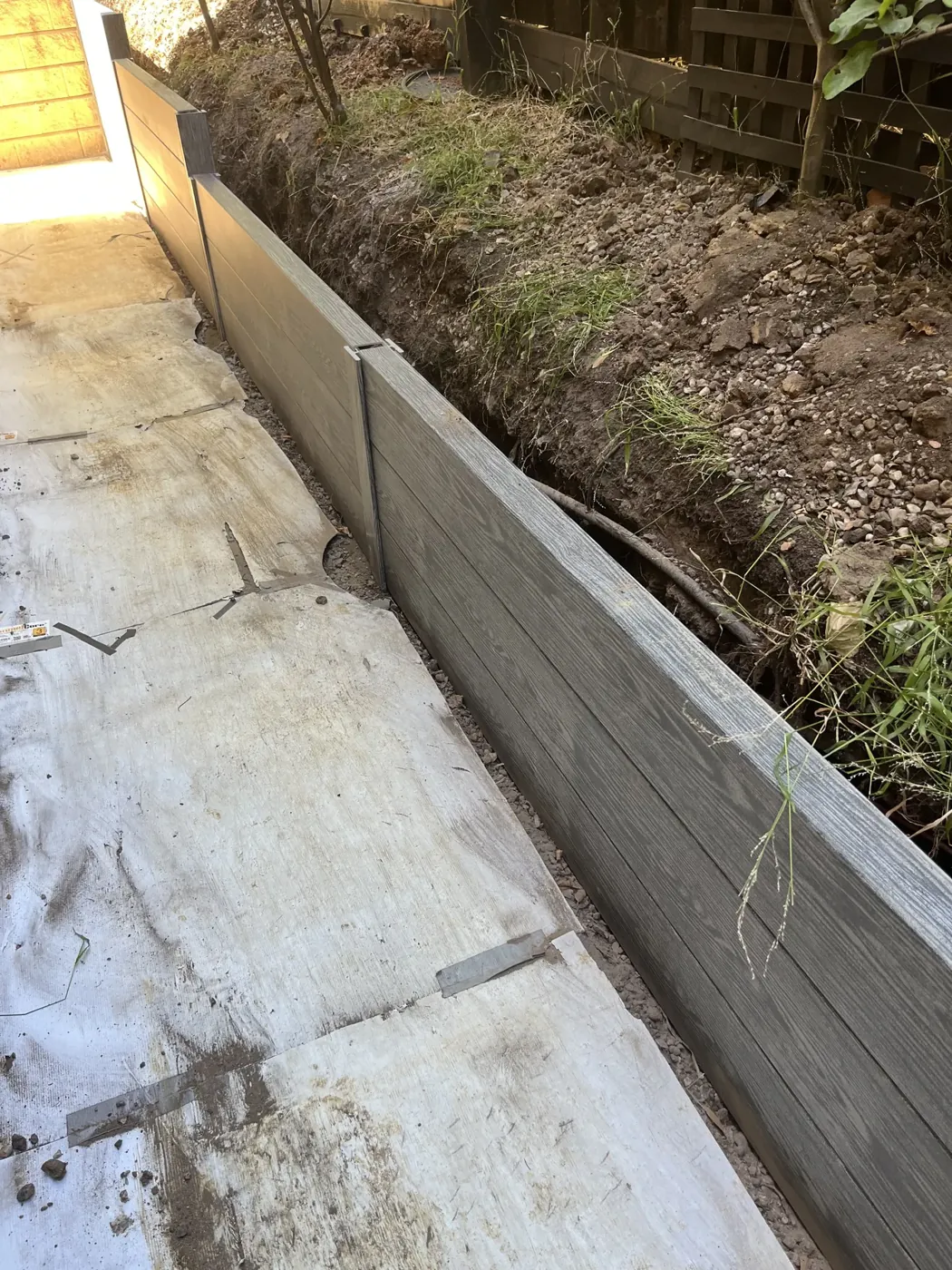 Concrete sleeper retaining wall built in a tight-access site